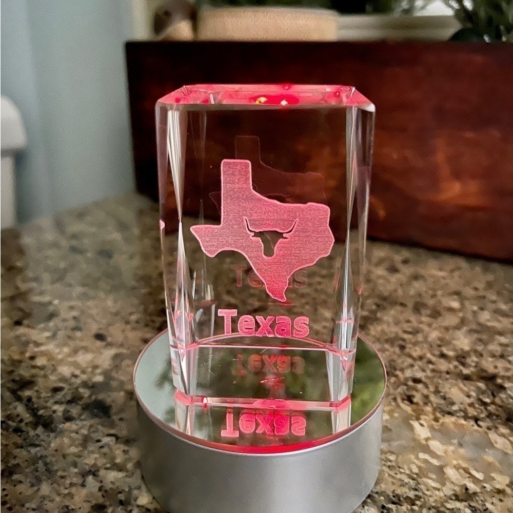 CRYSTAL, GLASS CUBE, ENGRAVED ETCHING OF TEXAS. SETS ON MIRRORED BASE - Picture 8 of 10
